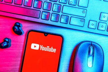 Prag, Çek Cumhuriyeti - 08 09 2025: Youtube logosunu gösteren bir telefonun olduğu bir masanın yukarıdan görünüşü. Youtube dünya çapında videoları izlemek ve paylaşmak için bir platform.
