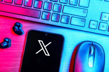 Prag, Çek Cumhuriyeti - 08 09 2025: X logosunu gösteren bir telefonun olduğu bir masanın yukarıdan görünüşü. X, kısa gönderileri ve güncellemeleri paylaşmak için bir platformdur.