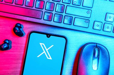 Prag, Çek Cumhuriyeti - 08 09 2025: X logosunu gösteren bir telefonun olduğu bir masanın yukarıdan görünüşü. X, kısa gönderileri ve güncellemeleri paylaşmak için bir platformdur.