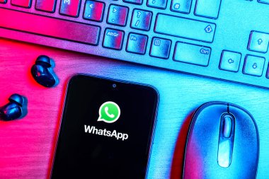 Prag, Çek Cumhuriyeti - 08 09 2025: WhatsApp logosunu gösteren bir telefonun olduğu bir masanın yukarıdan görünüşü. WhatsApp mesaj, çağrı ve medya göndermek için bir uygulamadır.