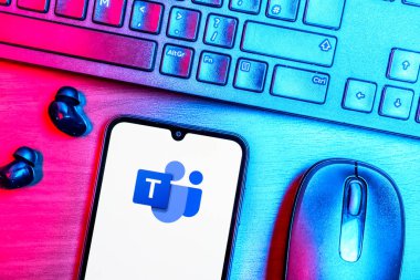 Prag, Çek Cumhuriyeti - 08 09 2025: Ekip logosunu gösteren bir telefonun olduğu bir masanın yukarıdan görünüşü. Takımlar takım işbirliği, toplantılar ve iletişim için bir platformdur..