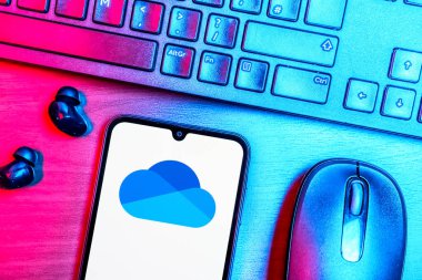 Prag, Çek Cumhuriyeti - 08 09 2025: OneDrive logosunu gösteren bir telefonun olduğu bir masanın yukarıdan görünüşü. OneDrive dosyaları kaydetmek ve paylaşmak için bir bulut depolama platformudur.