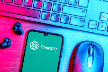 Prag, Çek Cumhuriyeti - 08 09 2025: Üstünde ChatGPT logosu olan bir masanın yukarıdan görünüşü. ChatGPT metin üretmek ve soruları cevaplamak için bir yapay zeka sohbet robotudur..