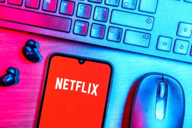 Prag, Çek Cumhuriyeti - 08 09 2025: Netflix logosunu gösteren bir masanın yukarıdan aşağı görüntüsü. Netflix sinema ve televizyon programları için bir yayın platformudur..