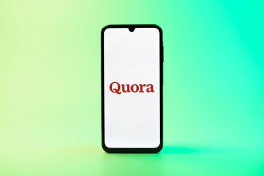 Prag, Çek Cumhuriyeti - 08 10 2025: Uniforma arka planda duran bir cep telefonu Quora logosunu gösteriyor. Quora soru sormak ve bilgi paylaşmak için bir platformdur..