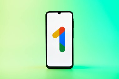 Prag, Çek Cumhuriyeti - 08 10 2025: Tek bir arkaplanda duran bir cep telefonu Google One logosunu gösterir. Google 1 bulut depolama ve abonelik hizmetleri için bir platformdur.