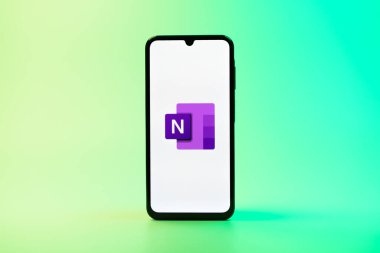 Prag, Çek Cumhuriyeti - 08 10 2025: Tek kullanımlık arka planda duran bir cep telefonu Microsoft OneNote logosunu gösteriyor. Microsoft OneNote not almak ve düzenlemek için bir platformdur.