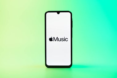 Prag, Çek Cumhuriyeti - 08 10 2025: Tek bir arkaplanda duran bir cep telefonu Apple Music logosunu gösteriyor. Apple Music müzik için bir platformdur..