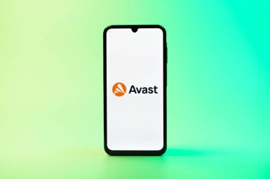 Prag, Çek Cumhuriyeti - 08 10 2025: Arka planda duran bir cep telefonu Avast logosunu gösteriyor. Avast antivirüs ve siber güvenlik için bir platformdur.