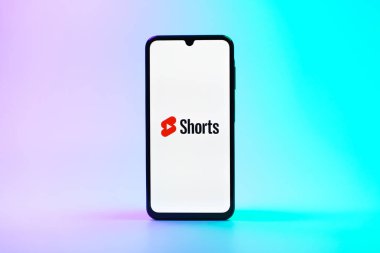 Prag, Çek Cumhuriyeti - 08 10 2025: Tek kullanımlık arka planda duran bir cep telefonu Youtube Shorts logosunu gösterir. Youtube Shorts kısa form video içeriği için bir platformdur.