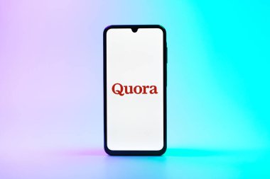 Prag, Çek Cumhuriyeti - 08 10 2025: Uniforma arka planda duran bir cep telefonu Quora logosunu gösteriyor. Quora soru sormak ve bilgi paylaşmak için bir platformdur..