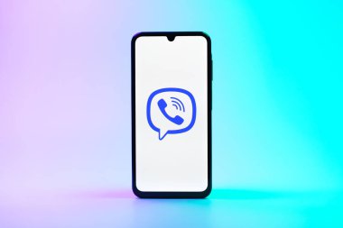 Prag, Çek Cumhuriyeti - 08 10 2025: Arka planda duran bir cep telefonu Viber logosunu gösteriyor. Viber aramalar, mesajlar ve medya paylaşımı için bir mesajlaşma uygulamasıdır.