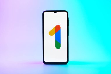 Prag, Çek Cumhuriyeti - 08 10 2025: Tek bir arkaplanda duran bir cep telefonu Google One logosunu gösterir. Google 1 bulut depolama ve abonelik hizmetleri için bir platformdur.