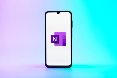 Prag, Çek Cumhuriyeti - 08 10 2025: Tek kullanımlık arka planda duran bir cep telefonu Microsoft OneNote logosunu gösteriyor. Microsoft OneNote not almak ve düzenlemek için bir platformdur.