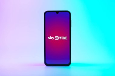 Prag, Çek Cumhuriyeti - 08 10 2025: Tek kullanımlık arka planda duran bir cep telefonu SkyShowtime logosunu gösteriyor. SkyShowtime, sinema ve televizyon dizileri için bir yayın platformudur..