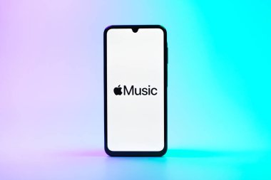 Prag, Çek Cumhuriyeti - 08 10 2025: Tek bir arkaplanda duran bir cep telefonu Apple Music logosunu gösteriyor. Apple Music müzik için bir platformdur..