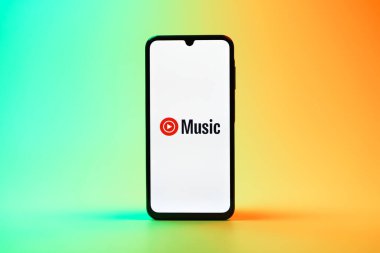 Prag, Çek Cumhuriyeti - 08 10 2025: Tek kullanımlık arka planda duran bir cep telefonu Youtube Müzik logosunu görüntüler. Youtube Music müzik için bir platformdur..