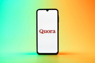Prag, Çek Cumhuriyeti - 08 10 2025: Uniforma arka planda duran bir cep telefonu Quora logosunu gösteriyor. Quora soru sormak ve bilgi paylaşmak için bir platformdur..