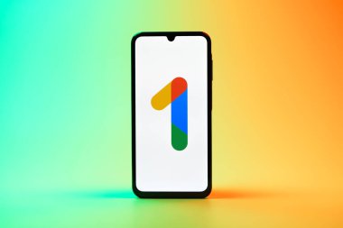 Prag, Çek Cumhuriyeti - 08 10 2025: Tek bir arkaplanda duran bir cep telefonu Google One logosunu gösterir. Google 1 bulut depolama ve abonelik hizmetleri için bir platformdur.