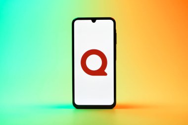 Prag, Çek Cumhuriyeti - 08 10 2025: Uniforma arka planda duran bir cep telefonu Quora logosunu gösteriyor. Quora soru sormak ve bilgi paylaşmak için bir platformdur..