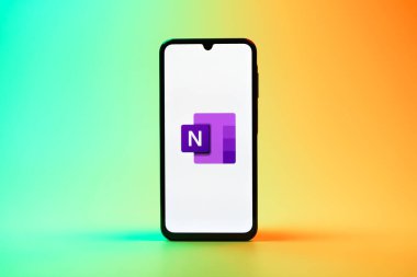 Prag, Çek Cumhuriyeti - 08 10 2025: Tek kullanımlık arka planda duran bir cep telefonu Microsoft OneNote logosunu gösteriyor. Microsoft OneNote not almak ve düzenlemek için bir platformdur.