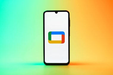 Prag, Çek Cumhuriyeti - 08 10 2025: Tek kullanımlık arka planda duran bir cep telefonu Google TV logosunu gösteriyor. Google TV film, program ve uygulamalar için bir platformdur..