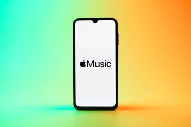 Prag, Çek Cumhuriyeti - 08 10 2025: Tek bir arkaplanda duran bir cep telefonu Apple Music logosunu gösteriyor. Apple Music müzik için bir platformdur..