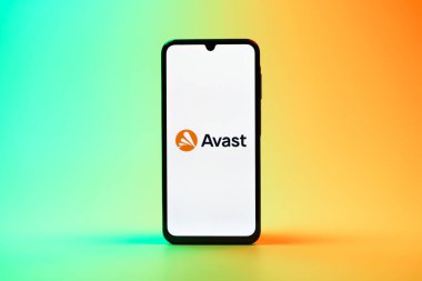 Prag, Çek Cumhuriyeti - 08 10 2025: Arka planda duran bir cep telefonu Avast logosunu gösteriyor. Avast antivirüs ve siber güvenlik için bir platformdur.