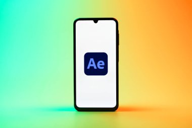 Prag, Çek Cumhuriyeti - 08 10 2025: Arka planda duran bir cep telefonu After Effects logosunu gösterir. After Effects hareket grafikleri ve görsel efektler için bir yazılımdır..