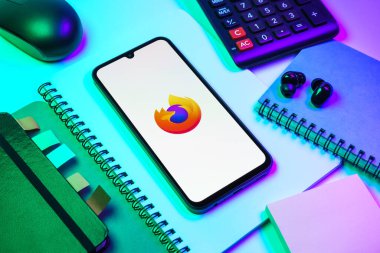 Prag, Çek Cumhuriyeti - 08 18 2025: Merkezde Firefox logosunu gösteren bir cep telefonu ile ofis malzemeleri düzenlemesi. Firefox hızlı ve güvenli internet taraması için bir web tarayıcısıdır.