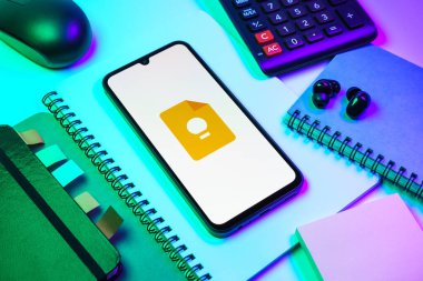 Prag, Çek Cumhuriyeti - 08 18 2025: Merkezde Google Keep logosu sergilenen bir cep telefonu ile ofis malzemeleri düzenlemesi. Google Keep notlar, listeler ve hatırlatıcılar için bir platformdur.