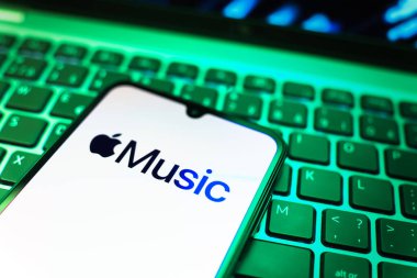 Prag, Çek Cumhuriyeti - 08 19 2025: Bir klavyenin üzerinde Apple Music logosu sergilenen cep telefonunun yakından görüntüsü. Apple Music müzik için bir platformdur..