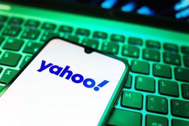 Prag, Çek Cumhuriyeti - 08 19 2025: Klavyede duran ve Yahoo logosunu gösteren cep telefonunun yakından görüntüsü. Yahoo haber, e-posta ve internet hizmetleri için bir platformdur..