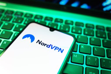Prag, Çek Cumhuriyeti - 08 19 2025: Klavyenin üzerinde NordVPN logosunu gösteren cep telefonunun yakın çekim görüntüsü. NordVPN güvenli ve özel internet taraması için bir platformdur.