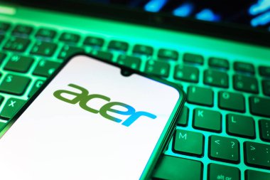 Prag, Çek Cumhuriyeti - 08 19 2025: Klavyede uzanan ve Acer logosunu gösteren cep telefonunun yakından görüntüsü. Acer bilgisayar ve elektronik üreten bir teknoloji şirketidir..