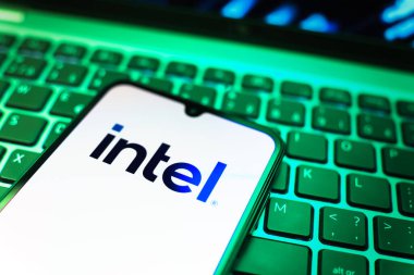 Prag, Çek Cumhuriyeti - 08 19 2025: Intel logosunu gösteren klavyenin üzerinde duran bir cep telefonunun yakından görüntüsü. Intel işlemci ve bilgisayar donanımı üreten bir teknoloji şirketidir..