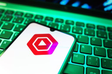 Prag, Çek Cumhuriyeti - 08 19 2025: Youtube Stüdyo logosunu gösteren klavyenin üzerinde duran cep telefonunun yakından görüntüsü. Youtube Studio YouTube kanallarını yönetmek ve analiz etmek için bir platformdur.