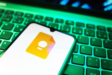 Prag, Çek Cumhuriyeti - 08 19 2025: Google Keep logosunu gösteren klavyenin üzerinde duran cep telefonunun yakından görüntüsü. Google Keep notlar, listeler ve hatırlatıcılar için bir platformdur.