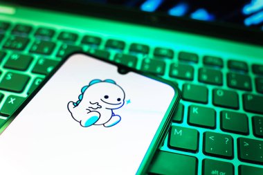 Prag, Çek Cumhuriyeti - 08 19 2025: Bigo Live logosunu gösteren klavyenin üzerinde duran cep telefonunun yakından görüntüsü. Bigo Live canlı yayın ve sosyal etkileşim için bir platformdur.