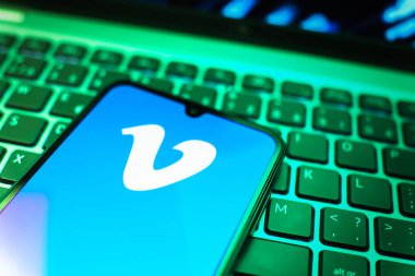 Prag, Çek Cumhuriyeti - 08 19 2025: Klavyede duran ve Vimeo logosunu gösteren bir cep telefonunun yakından görüntüsü. Vimeo, yüksek kaliteli video sunucu ve paylaşımı için bir platformdur.