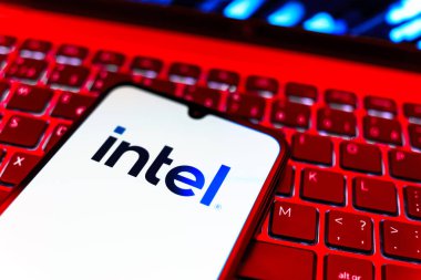 Prag, Çek Cumhuriyeti - 08 19 2025: Intel logosunu gösteren klavyenin üzerinde duran bir cep telefonunun yakından görüntüsü. Intel işlemci ve bilgisayar donanımı üreten bir teknoloji şirketidir..