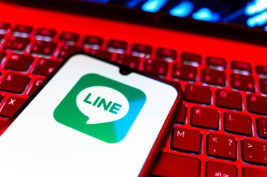 Prag, Çek Cumhuriyeti - 08 19 2025: Bir cep telefonunun klavyede duran ve hat logosunu gösteren yakın plan görüntüsü. Line aramalar, mesajlar ve çokluortam paylaşımı için bir mesajlaşma uygulamasıdır.