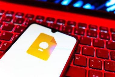 Prag, Çek Cumhuriyeti - 08 19 2025: Google Keep logosunu gösteren klavyenin üzerinde duran cep telefonunun yakından görüntüsü. Google Keep notlar, listeler ve hatırlatıcılar için bir platformdur.