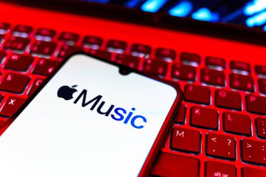 Prag, Çek Cumhuriyeti - 08 19 2025: Bir klavyenin üzerinde Apple Music logosu sergilenen cep telefonunun yakından görüntüsü. Apple Music müzik için bir platformdur..