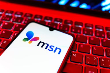 Prag, Çek Cumhuriyeti - 08 19 2025: MSN logosunu gösteren klavyenin üzerinde duran cep telefonunun yakından görüntüsü. MSN haber, e-posta ve çevrimiçi hizmetler için bir platformdur.