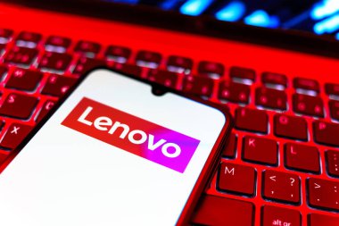 Prag, Çek Cumhuriyeti - 08 19 2025: Klavyede duran ve Lenovo logosunu gösteren bir cep telefonunun yakından görüntüsü. Lenovo bilgisayar ve elektronik üreten bir teknoloji şirketidir..