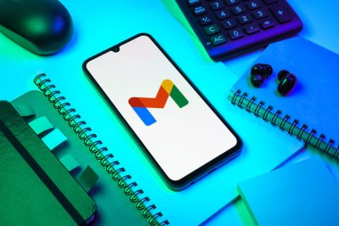 Prag, Çek Cumhuriyeti - 08 18 2025: Merkezde Google Gmail logosunu gösteren bir cep telefonu ile ofis malzemeleri düzenlemesi. Google Gmail, mesaj göndermek ve almak için kullanılan bir e-posta servisidir..