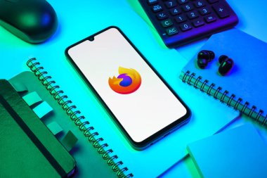 Prag, Çek Cumhuriyeti - 08 18 2025: Merkezde Firefox logosunu gösteren bir cep telefonu ile ofis malzemeleri düzenlemesi. Firefox hızlı ve güvenli internet taraması için bir web tarayıcısıdır.