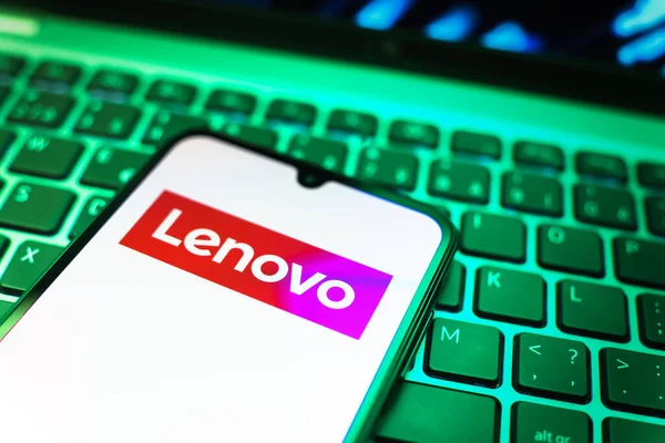 Prag, Çek Cumhuriyeti - 08 19 2025: Klavyede duran ve Lenovo logosunu gösteren bir cep telefonunun yakından görüntüsü. Lenovo bilgisayar ve elektronik üreten bir teknoloji şirketidir..
