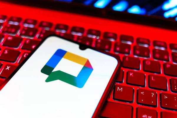 Prag, Çek Cumhuriyeti - 08 19 2025: Google Chat logosunu gösteren klavyenin üzerinde duran cep telefonunun yakından görüntüsü. Google Chat mesajlaşma ve takım işbirliği için bir platformdur.